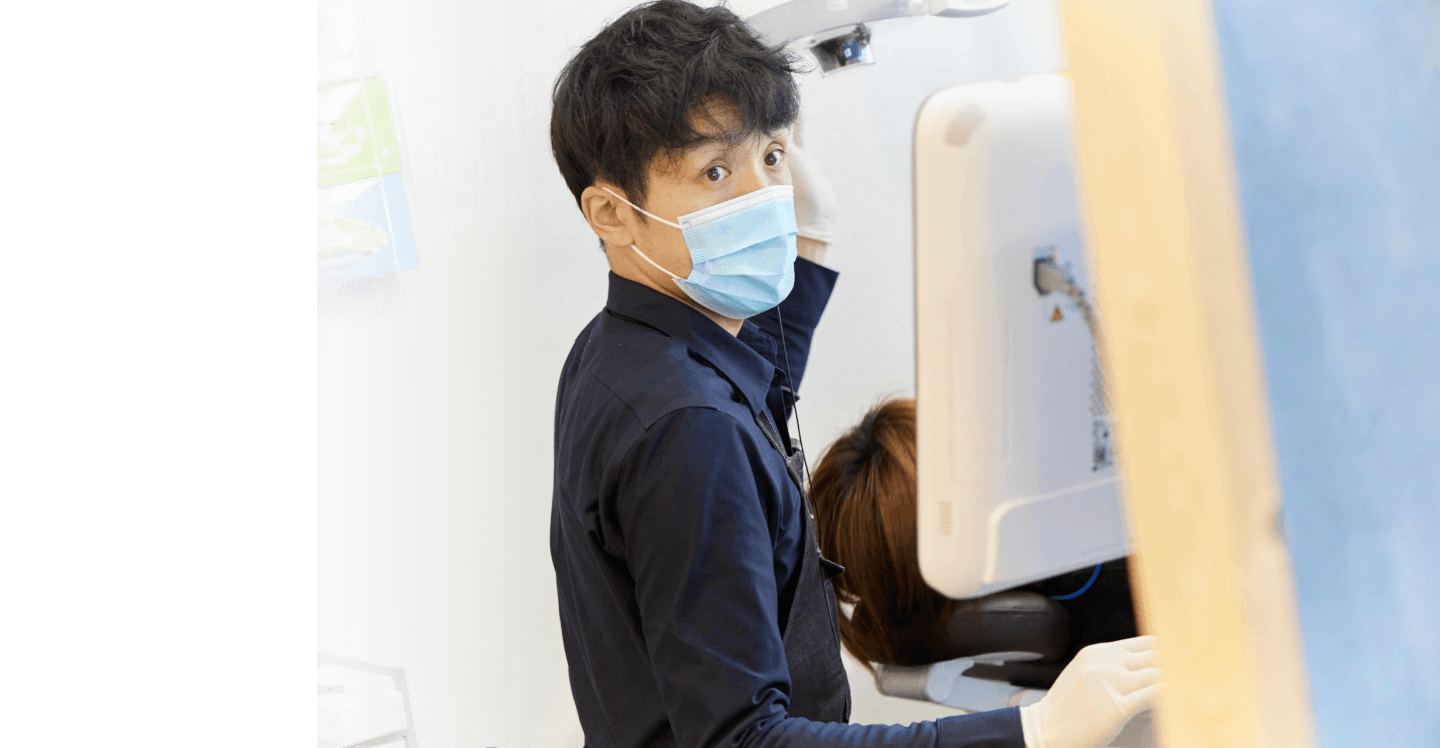歯科機器を操作するスタッフ