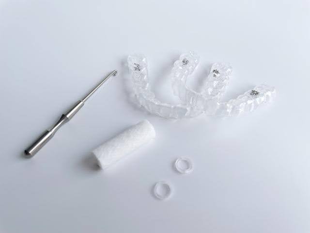 インビザラインの「顎間ゴム」とは?種類や目的を解説