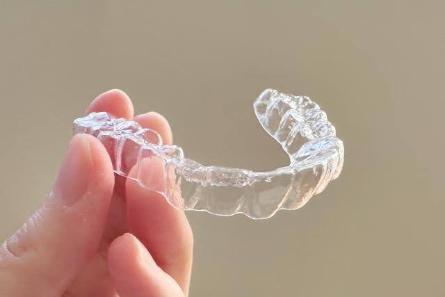 インビザラインのマウスピースが変形する原因とその予防策